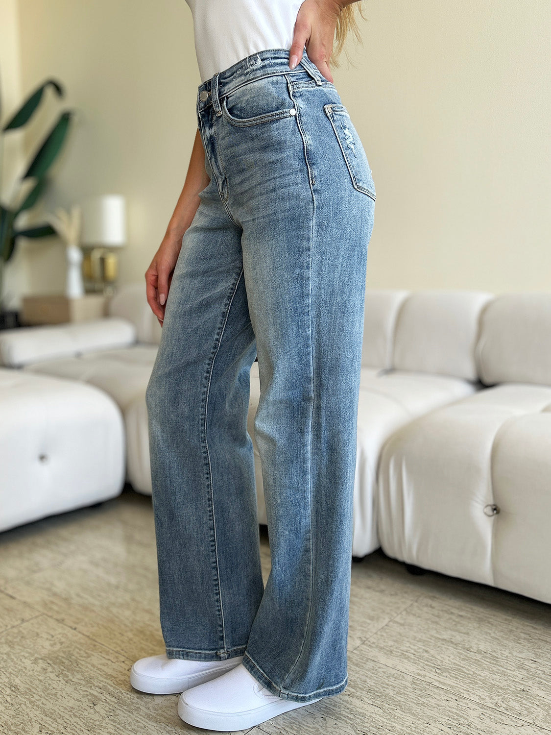 Lightwashed High Waisted Straight Cut Jeans