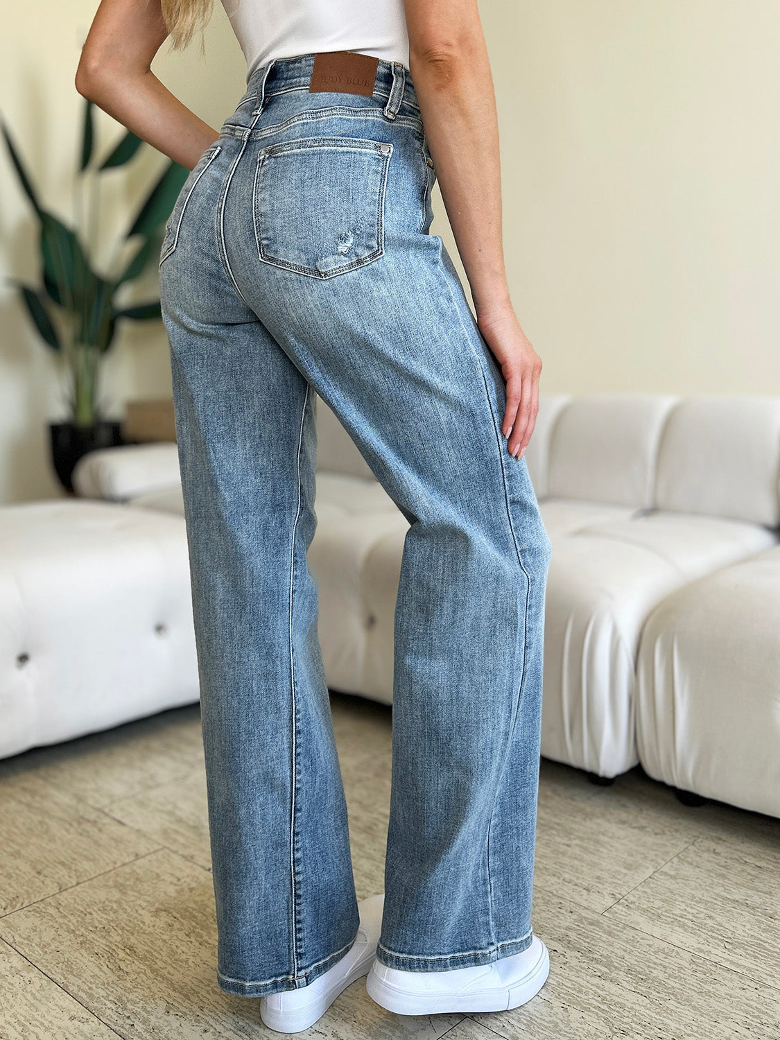 Lightwashed High Waisted Straight Cut Jeans