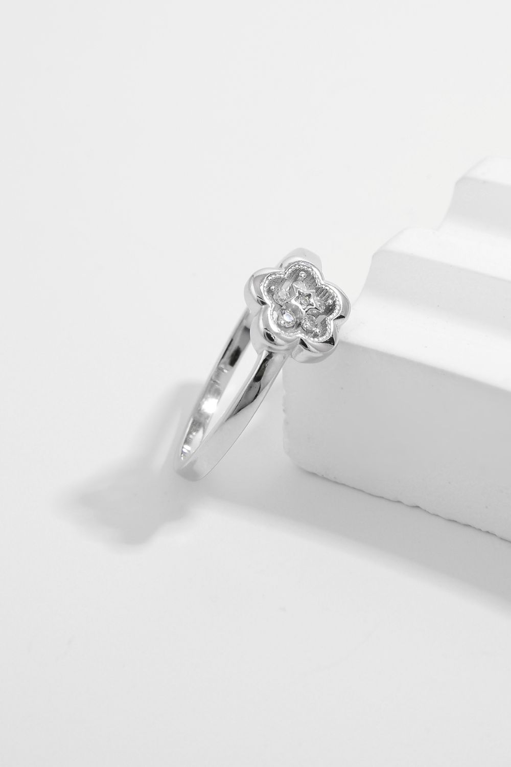 Bee Sweet Platinum-plated Flower Ring